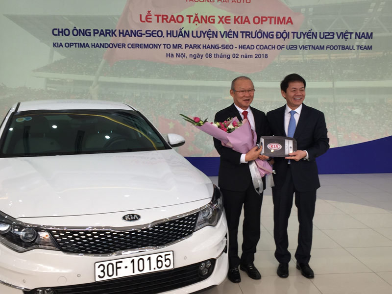 hlv park hang seo nhan xe kia optima duoc tang.jpeg