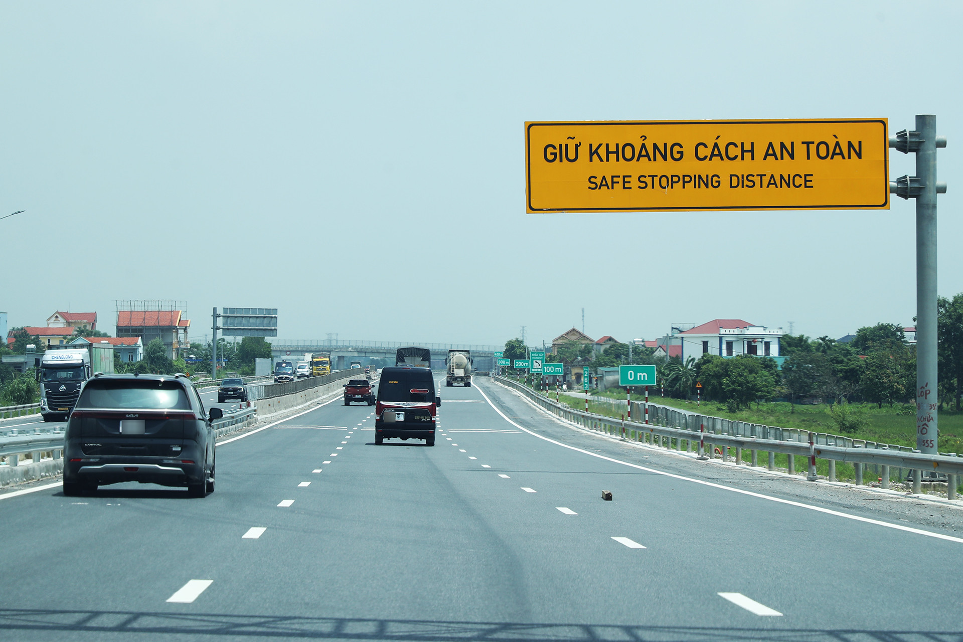Hình ảnh khác lạ trên cao tốc ngày đầu phạt lỗi không giữ khoảng cách