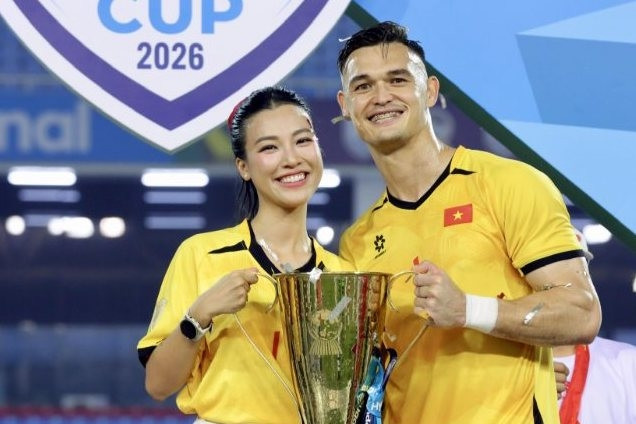 MC Hoàng Oanh, Doãn Hải My và vợ cầu thủ mừng chiến thắng của tuyển Việt Nam