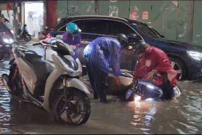 Mưa bất chợt, nhiều tuyến phố Hà Nội bị ngập nước