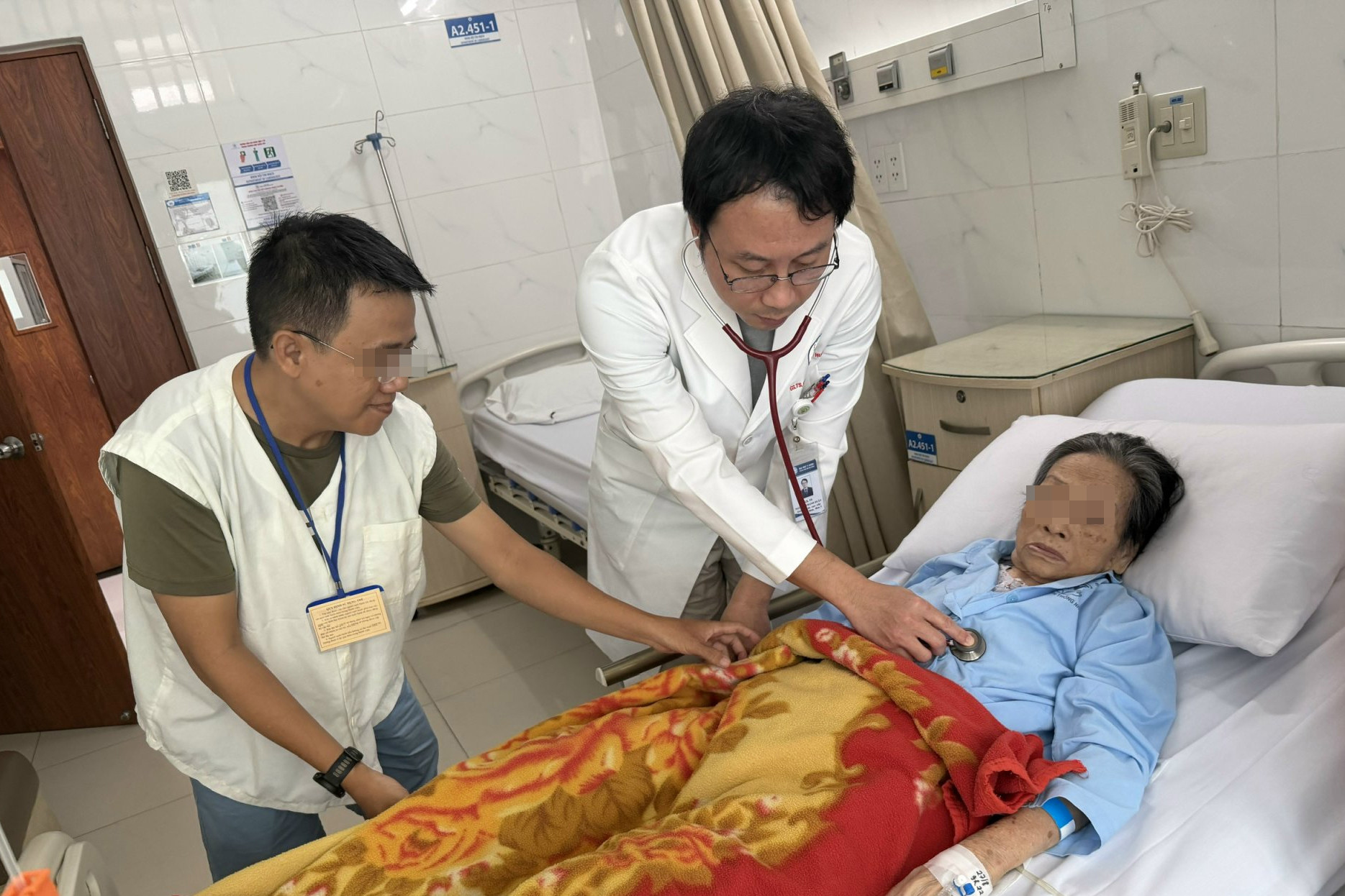 Mùa Vu Lan và chuyện nam kỹ sư gác lại sự nghiệp toàn tâm chăm mẹ nằm viện