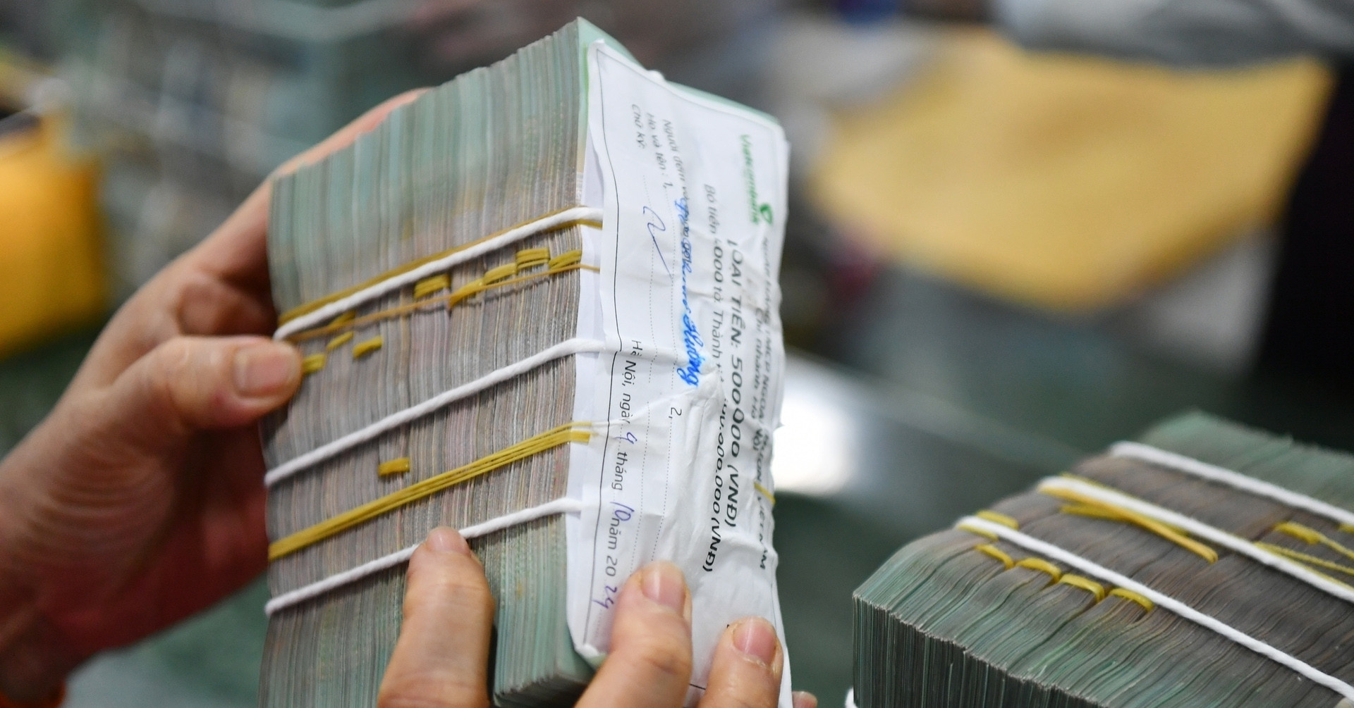 Nhân viên ngân hàng lương 30 triệu đòi hơn 1 tỷ đồng vì bị chấm dứt hợp đồng