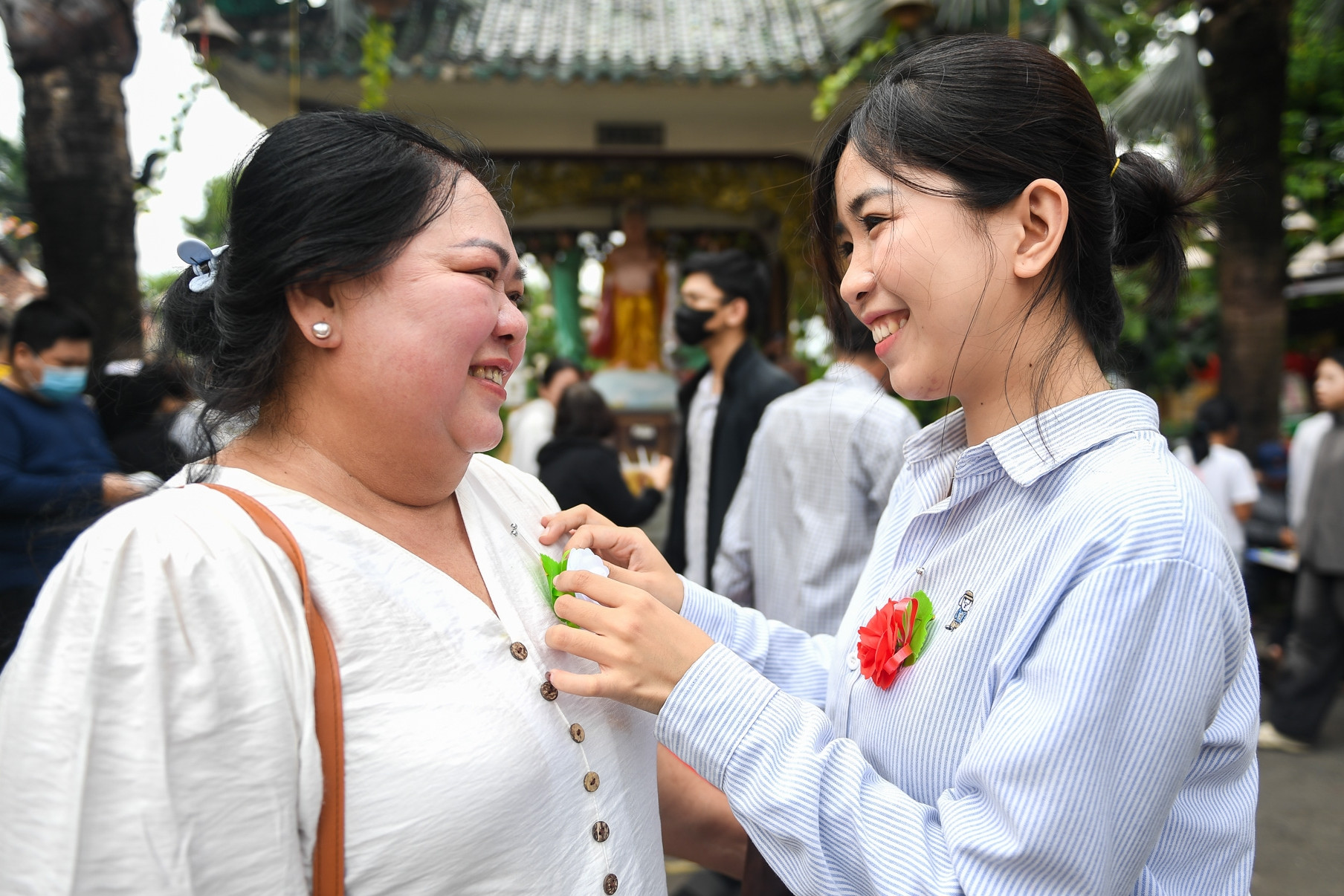 Rằm tháng 7, người dân TPHCM nô nức về chùa cài hoa lên áo, ăn chay
