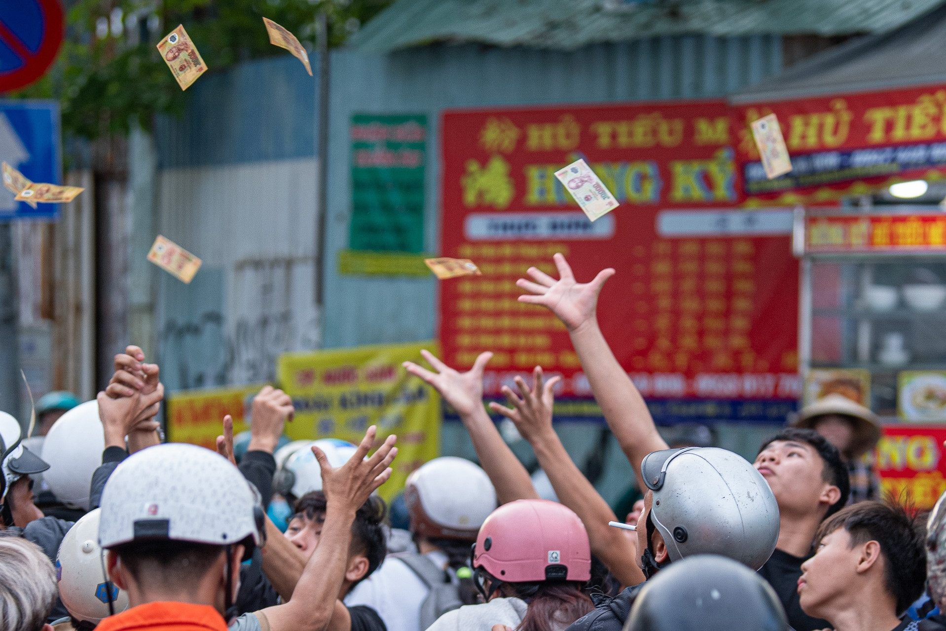 Thanh niên mang vợt giành tiền cúng cô hồn, náo loạn phố Chợ Lớn