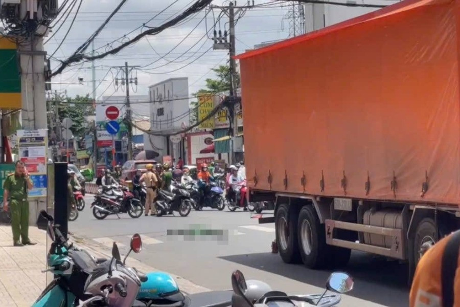 TPHCM: Xe máy bị cuốn vào gầm xe tải sau va chạm, đôi nam nữ tử vong tại chỗ