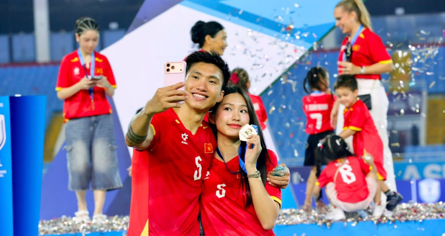 Văn Hậu, Quang Hải ăn mừng chức vô địch ASEAN Cup cùng vợ xinh