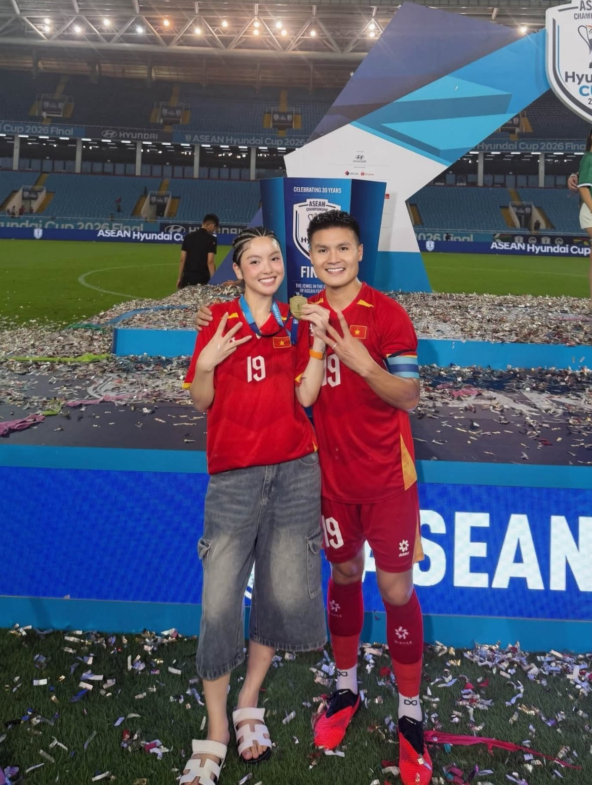 https://static-images.vnncdn.net/vps_images_publish/000001/000003/2026/8/27/van-hau-quang-hai-an-mung-chuc-vo-dich-asean-cup-cung-vo-xinh-552.jpg