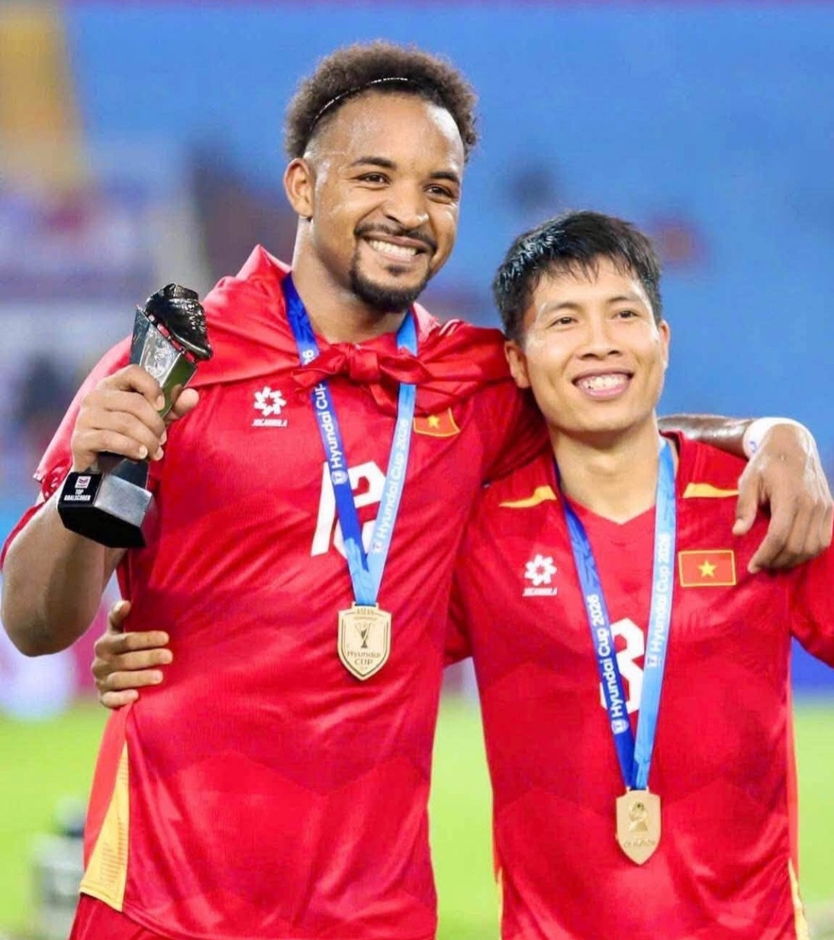 https://static-images.vnncdn.net/vps_images_publish/000001/000003/2026/8/27/van-hau-quang-hai-an-mung-chuc-vo-dich-asean-cup-cung-vo-xinh-559.jpg