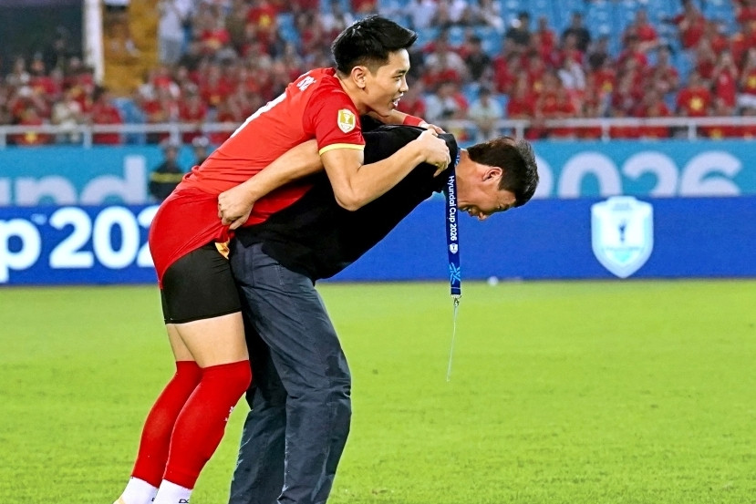 Video HLV Kim Sang Sik cõng Đình Bắc lên nhận giải hay nhất