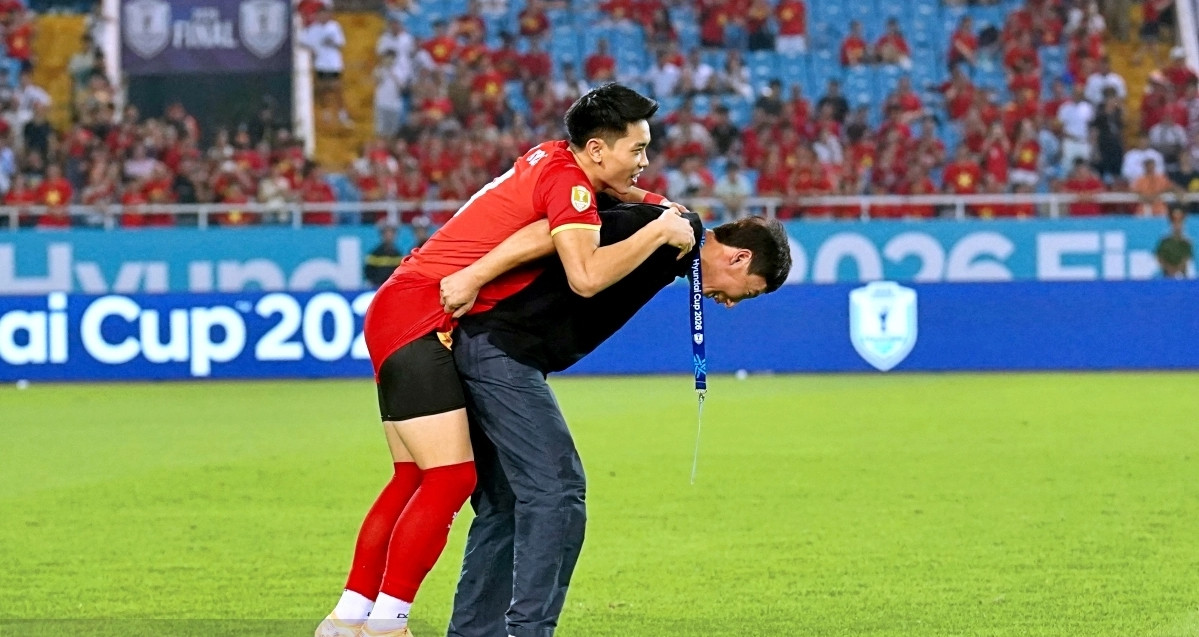 Video HLV Kim Sang Sik cõng Đình Bắc lên nhận giải hay nhất