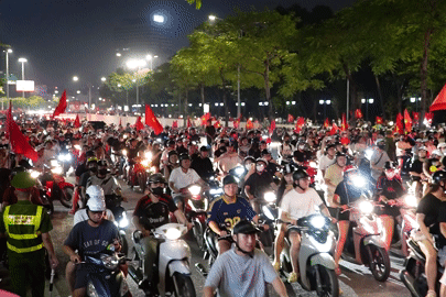 Hàng triệu người xuống đường ăn mừng Việt Nam bảo vệ ngôi vô địch ASEAN Cup