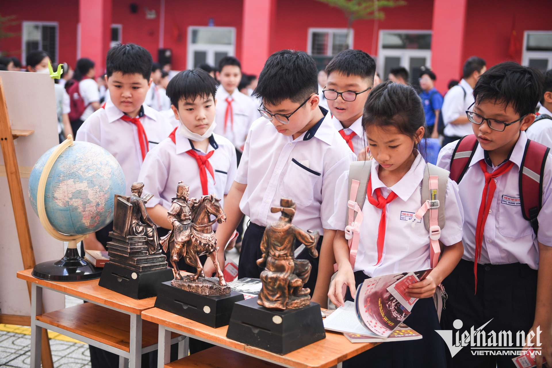 https://static-images.vnncdn.net/vps_images_publish/000001/000003/2026/8/27/w-hoc-sinh-tphcm-nguyen-hue-12-1571.jpg