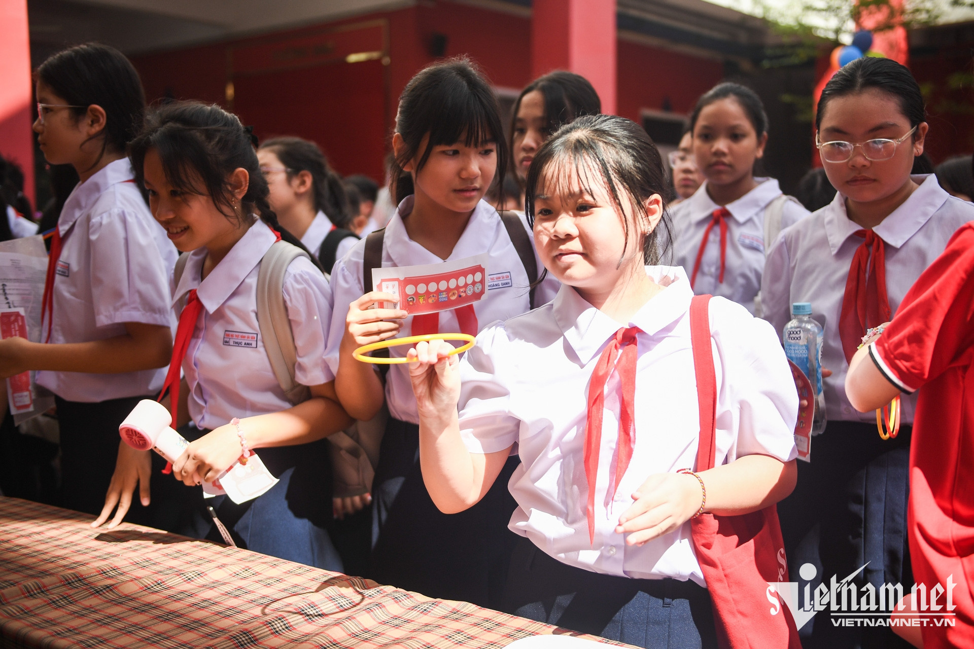 https://static-images.vnncdn.net/vps_images_publish/000001/000003/2026/8/27/w-hoc-sinh-tphcm-nguyen-hue-16-1569.jpg