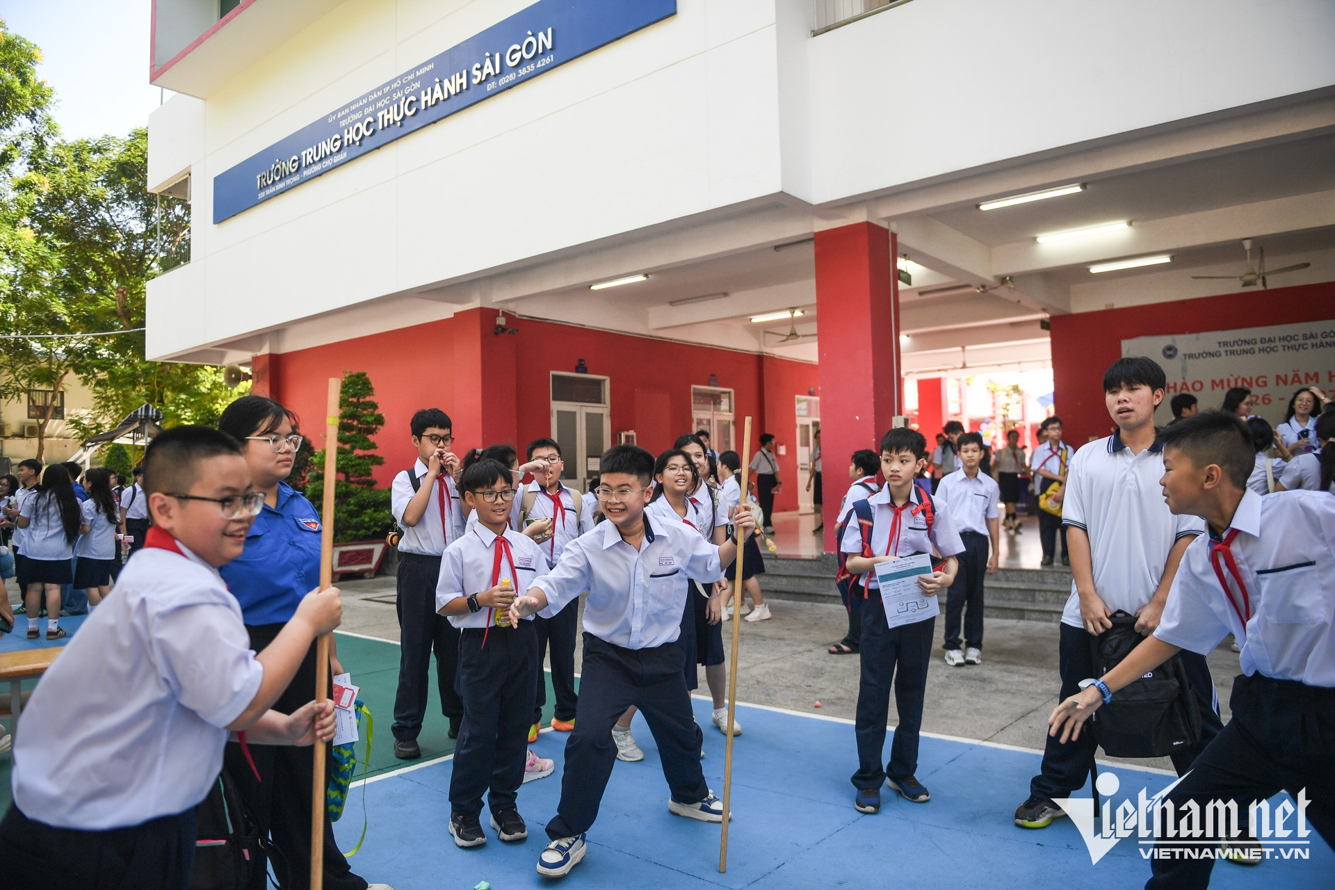 https://static-images.vnncdn.net/vps_images_publish/000001/000003/2026/8/27/w-hoc-sinh-tphcm-nguyen-hue-21-1570.jpg