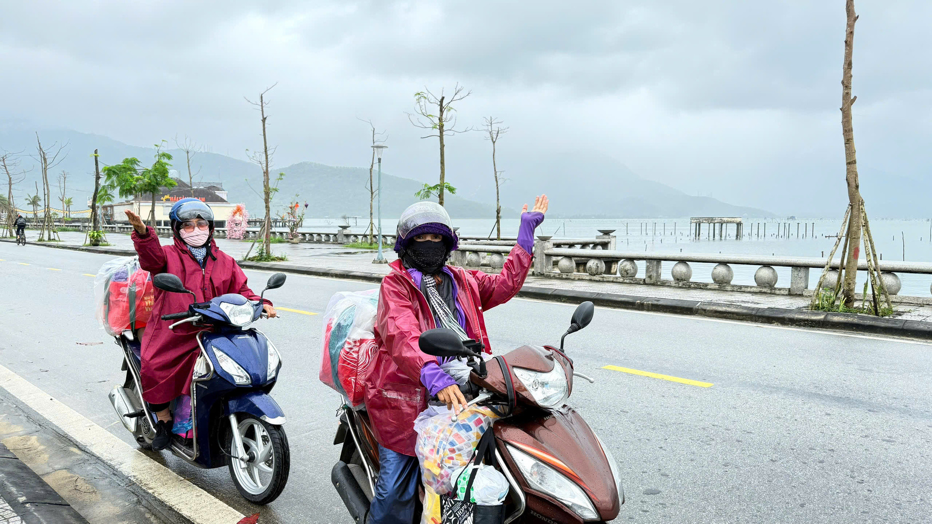https://static-images.vnncdn.net/vps_images_publish/000001/000003/2026/8/27/xuyen-viet-xe-may-2617.jpg