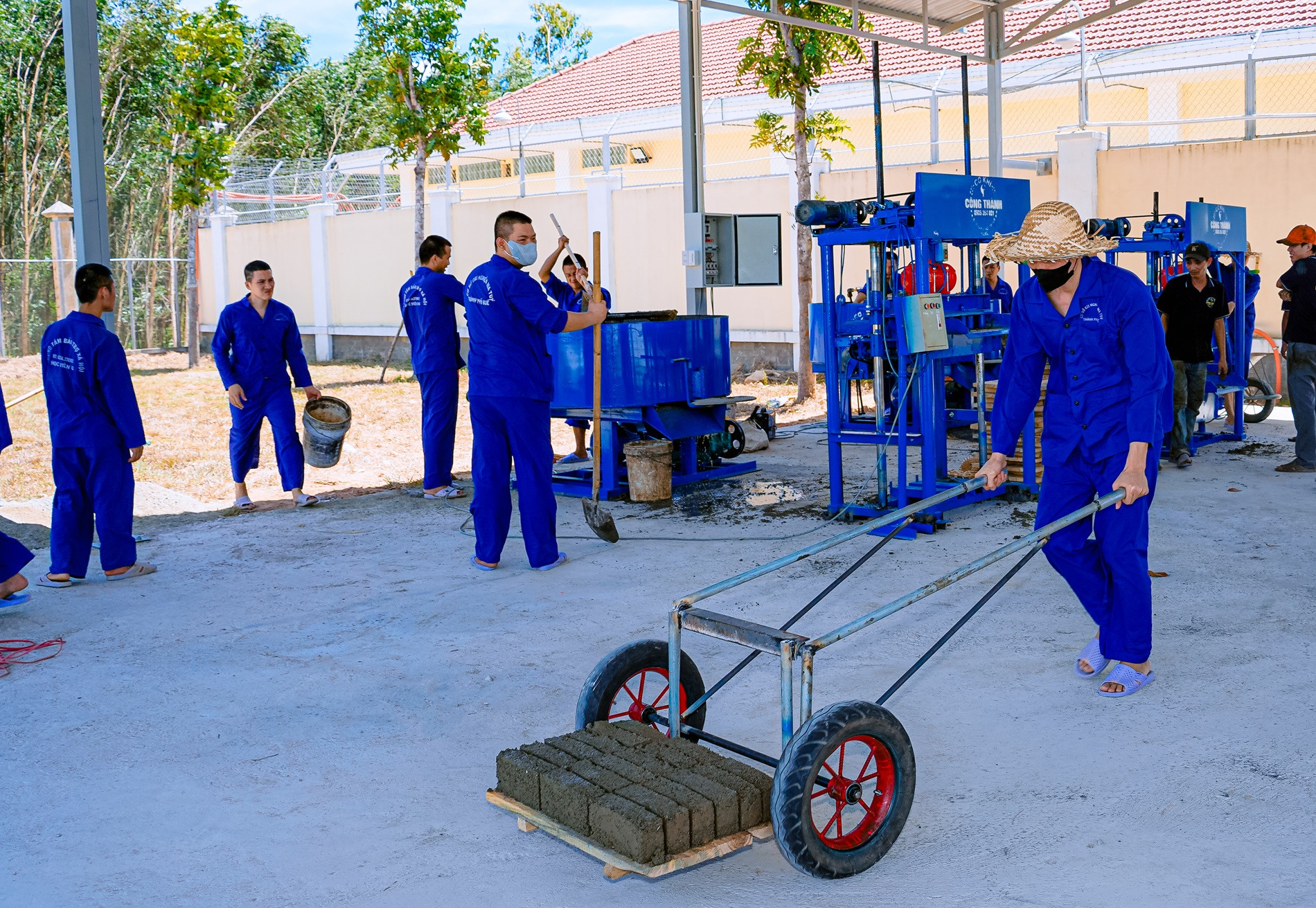 2. Những mẻ gạch không nung đầu tiên được sản xuất từ hệ thống máy do Quỹ Khởi Sự Từ Tâm trao tặng.JPG