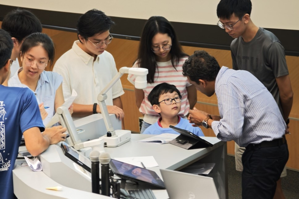 7 tuổi đã học cùng sinh viên đại học, 8 tuổi đạt điểm A trong kỳ thi trung học