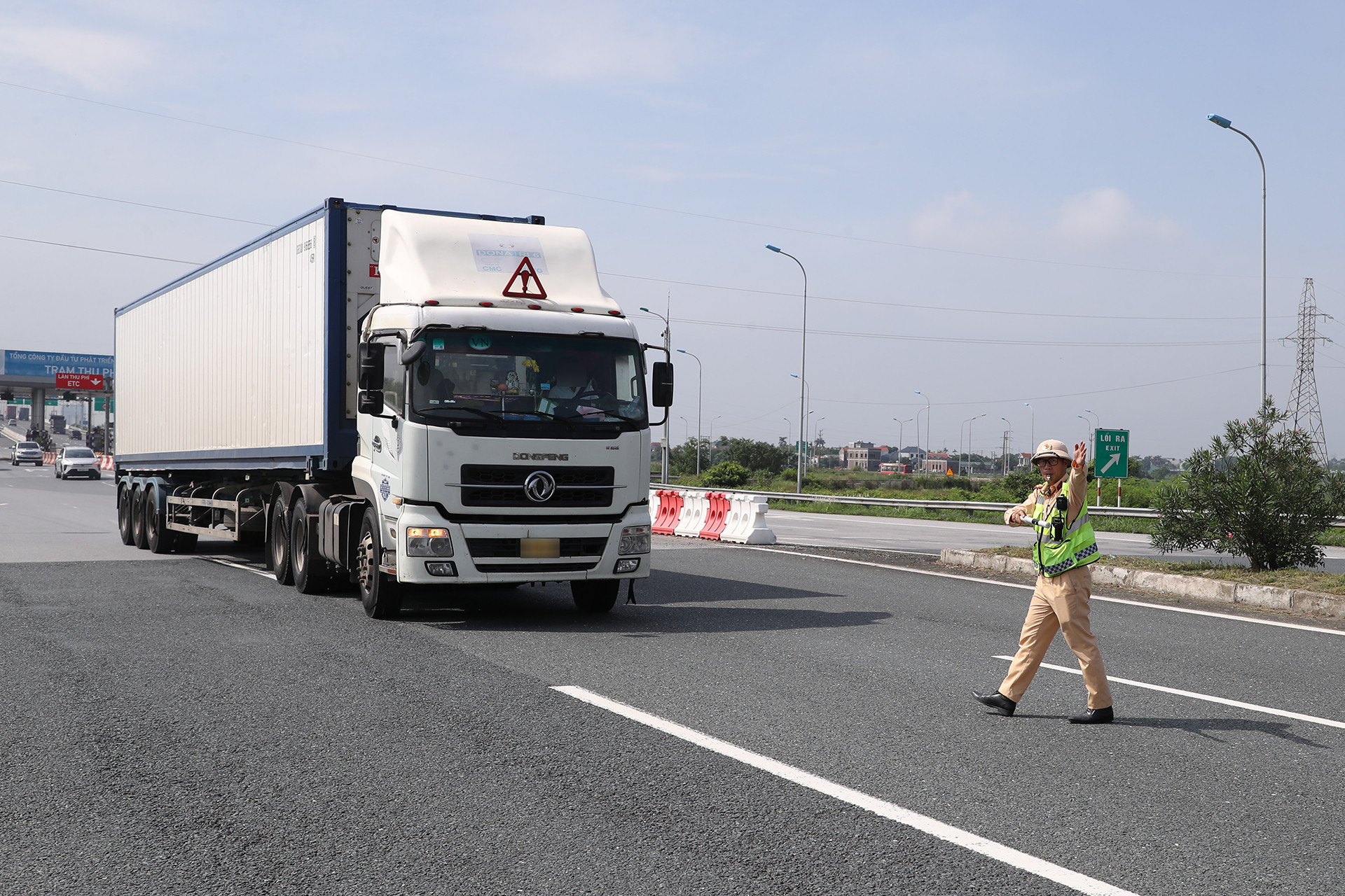 Ùn tắc, CSGT có thể cho ô tô đi ngược chiều cao tốc Pháp Vân - Cao Bồ