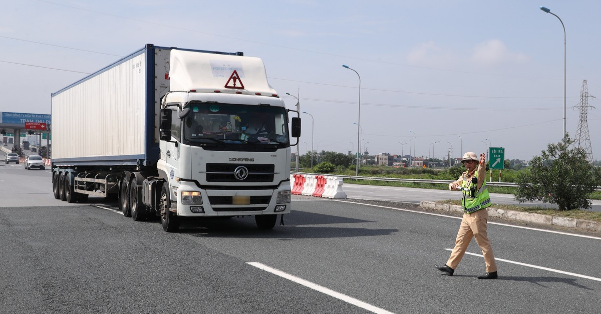 Ùn tắc, CSGT có thể cho ô tô đi ngược chiều cao tốc Pháp Vân - Cao Bồ