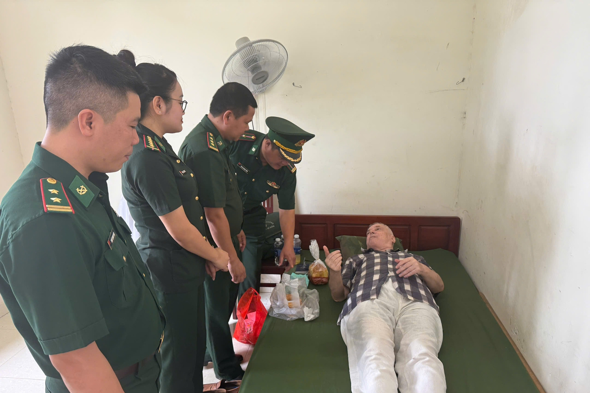 Cấp cứu kịp thời du khách nước ngoài ngã quỵ ở cửa khẩu quốc tế Lao Bảo