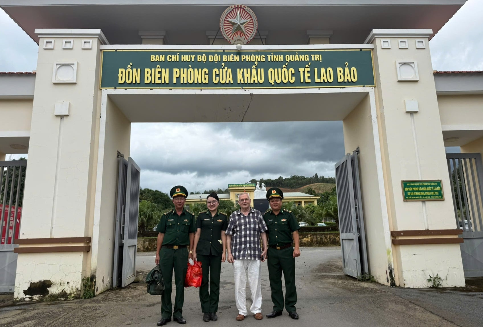 Cấp cứu kịp thời du khách nước ngoài ngã quỵ ở cửa khẩu quốc tế Lao Bảo