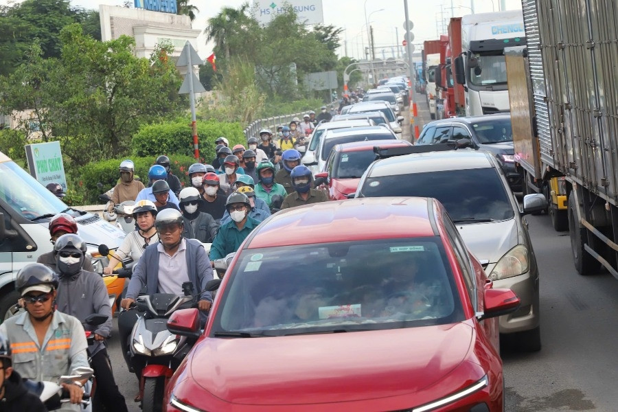 Cửa ngõ phía Đông TPHCM kẹt cứng, bến xe Miền Tây nhộn nhịp người về quê nghỉ lễ