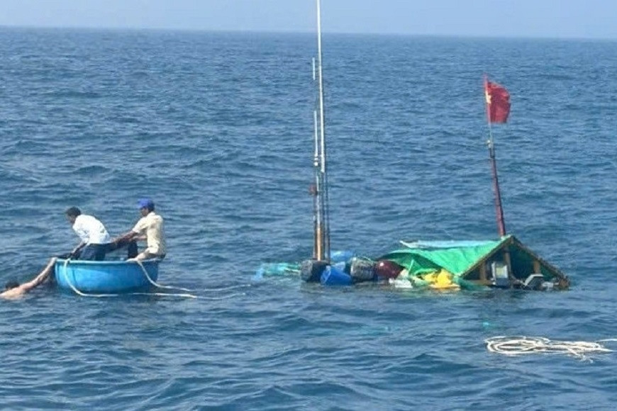 Cứu được 32 trong số 50 người trên tàu cá mất liên lạc trên biển