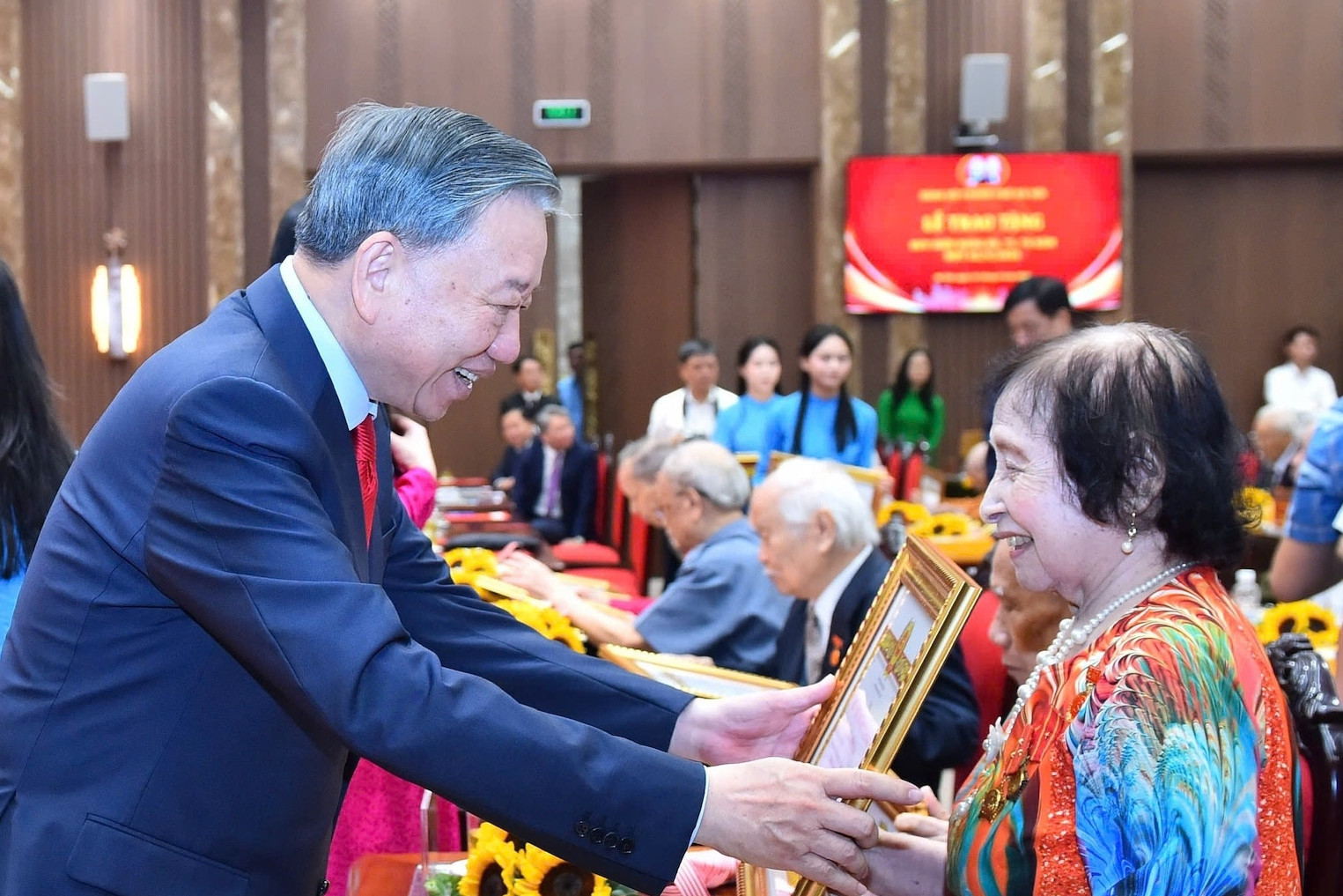 Đất nước không quên những người tận hiến cho Đảng, cho dân