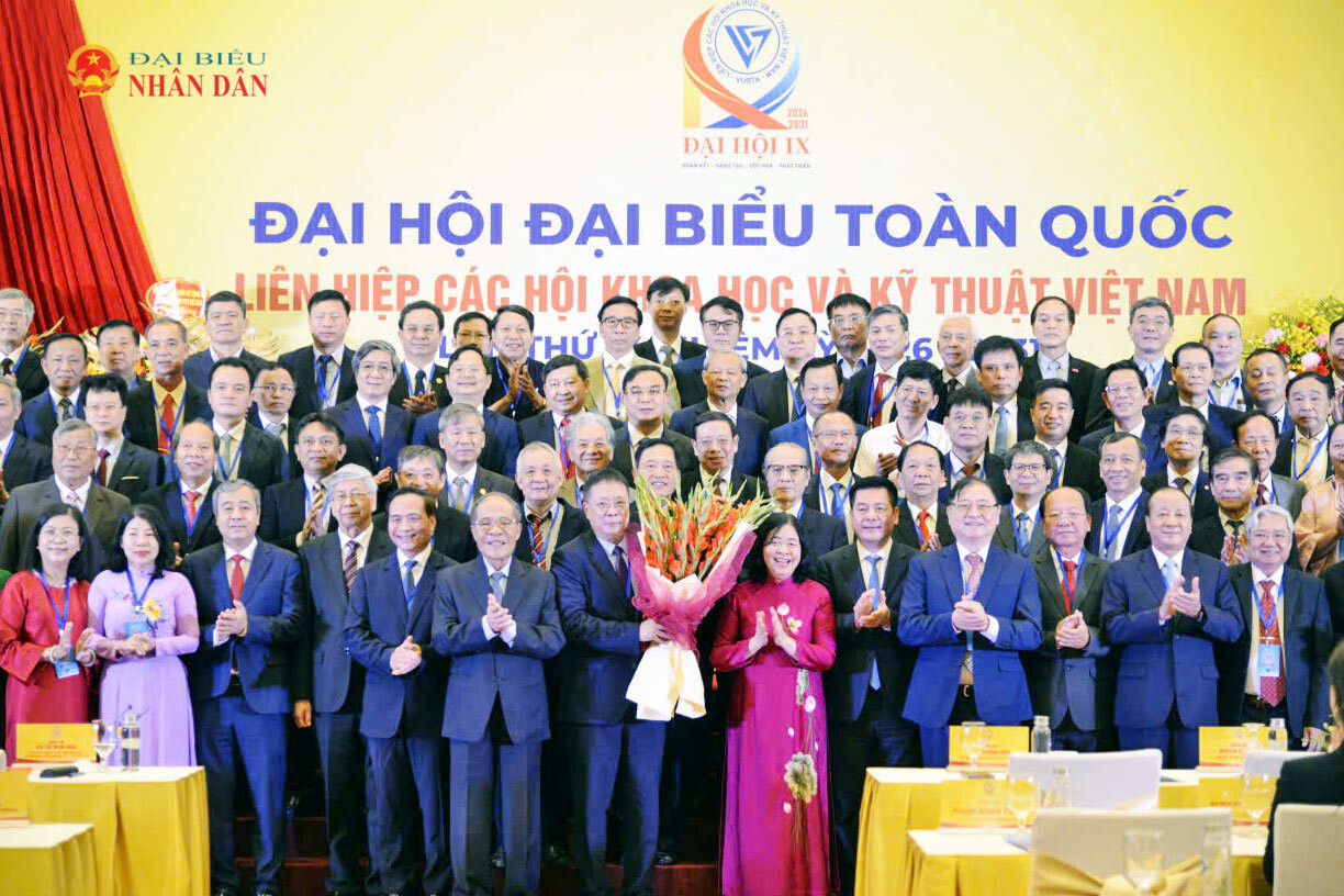 Nguyên Chủ tịch Quốc hội Nguyễn Sinh Hùng, Chủ tịch Ủy ban Trung ương Mặt trận Tổ quốc Việt Nam Bùi Thị Minh Hoài, Phó Chủ tịch Quốc hội Nguyễn Hồng Diên chúc mừng Ban Chấp hành VUSTA khóa IX nhiệm kỳ 2026 - 2031
