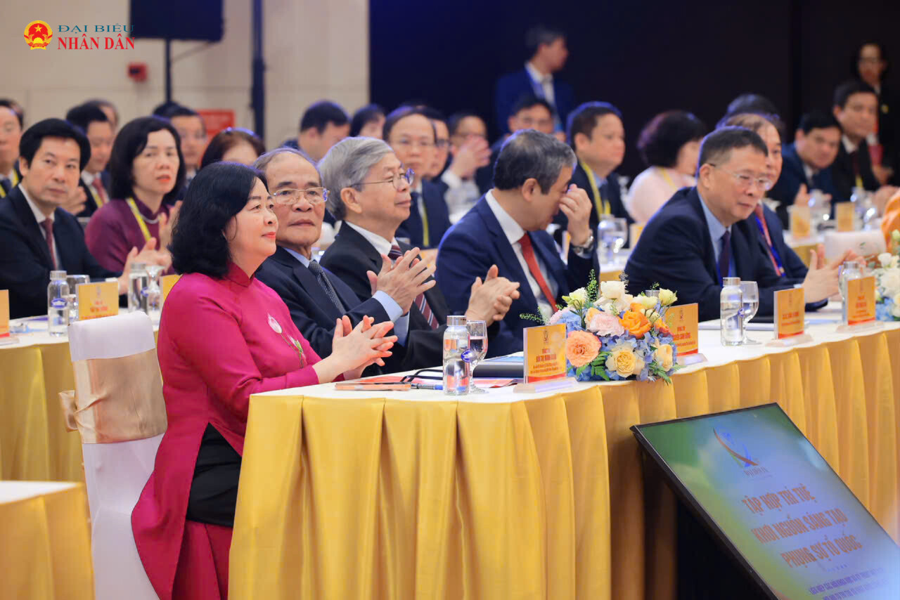 Nguyên Chủ tịch Quốc hội Nguyễn Sinh Hùng, Chủ tịch Ủy ban Trung ương Mặt trận Tổ quốc Việt Nam Bùi Thị Minh Hoài và các đại biểu dự Đại hội
