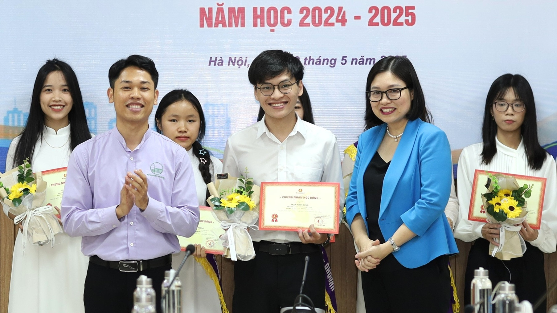 Dũng nhận học bổng.JPG