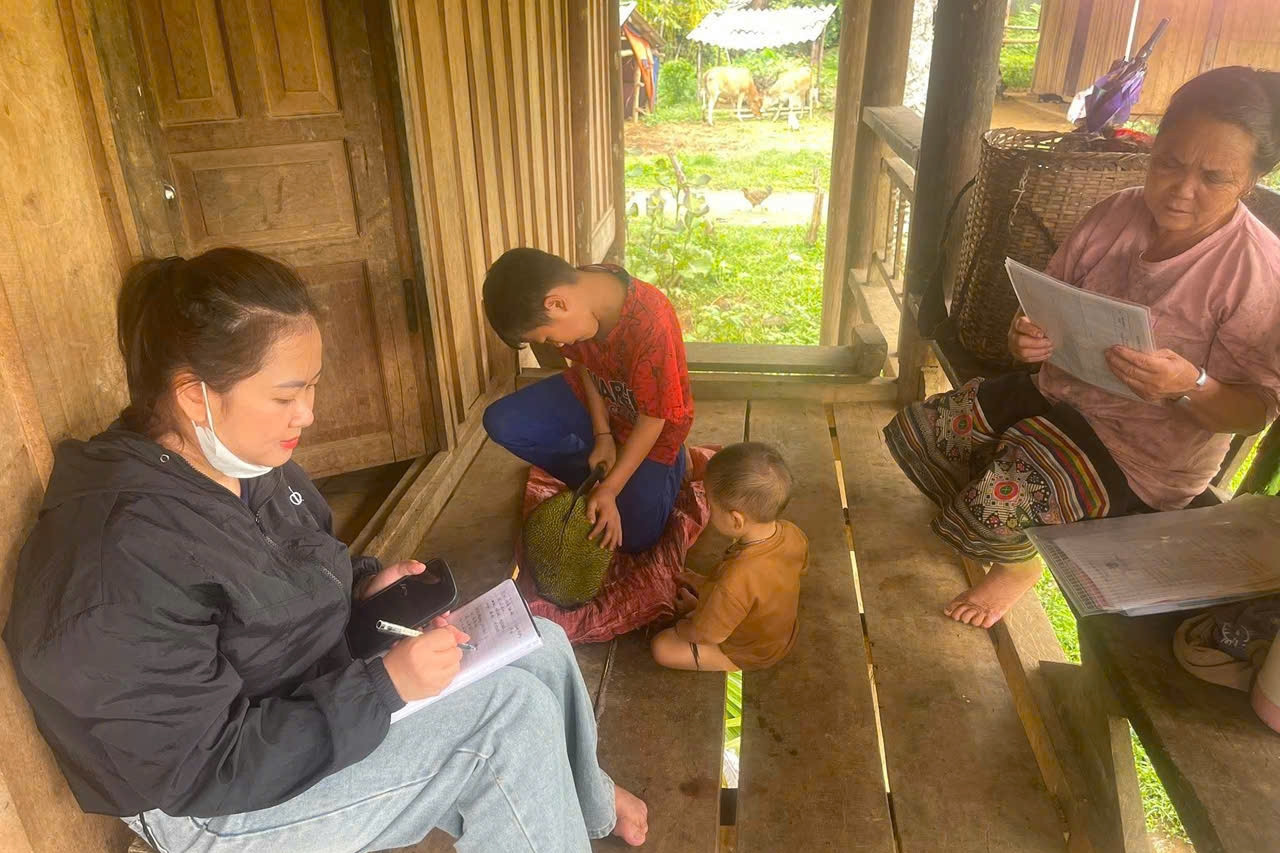 Giáo viên vùng biên Nghệ An vào bản gọi trò đến trường