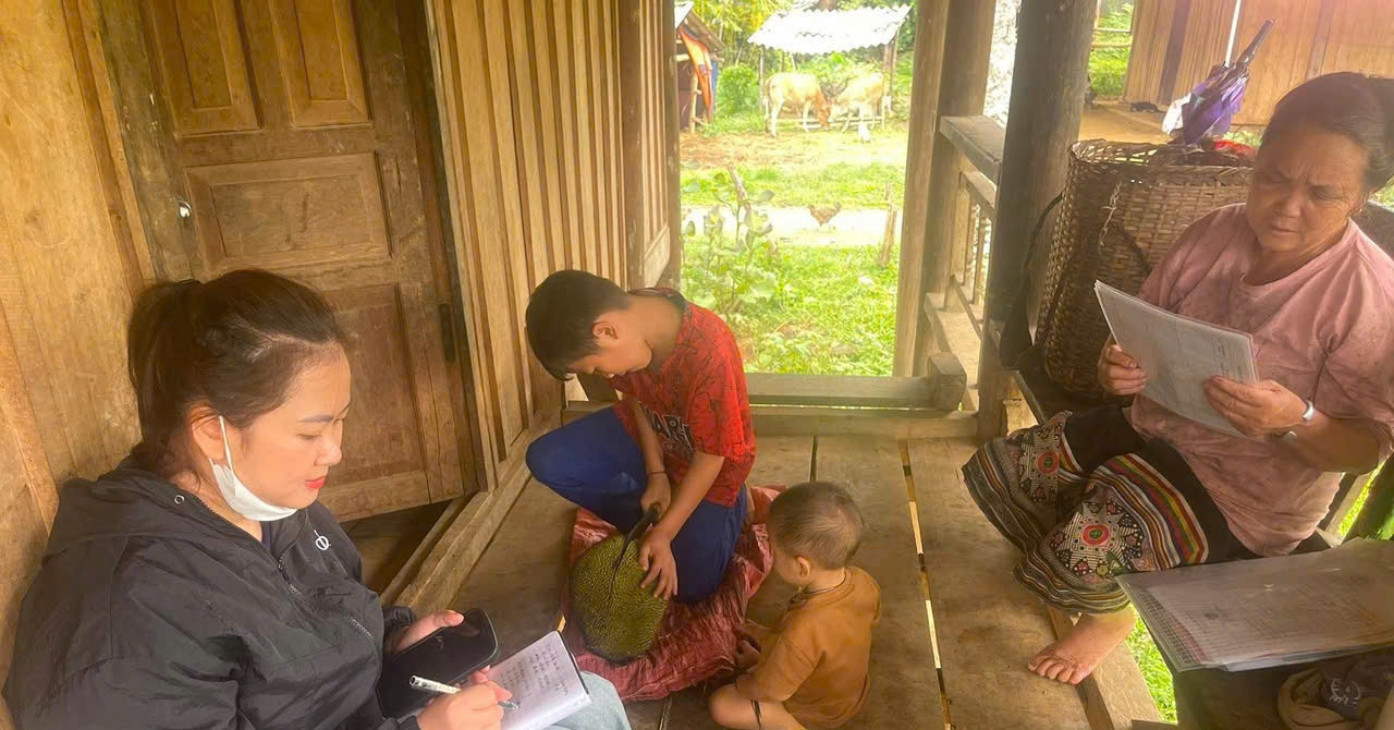 Giáo viên vùng biên Nghệ An vào bản gọi trò đến trường