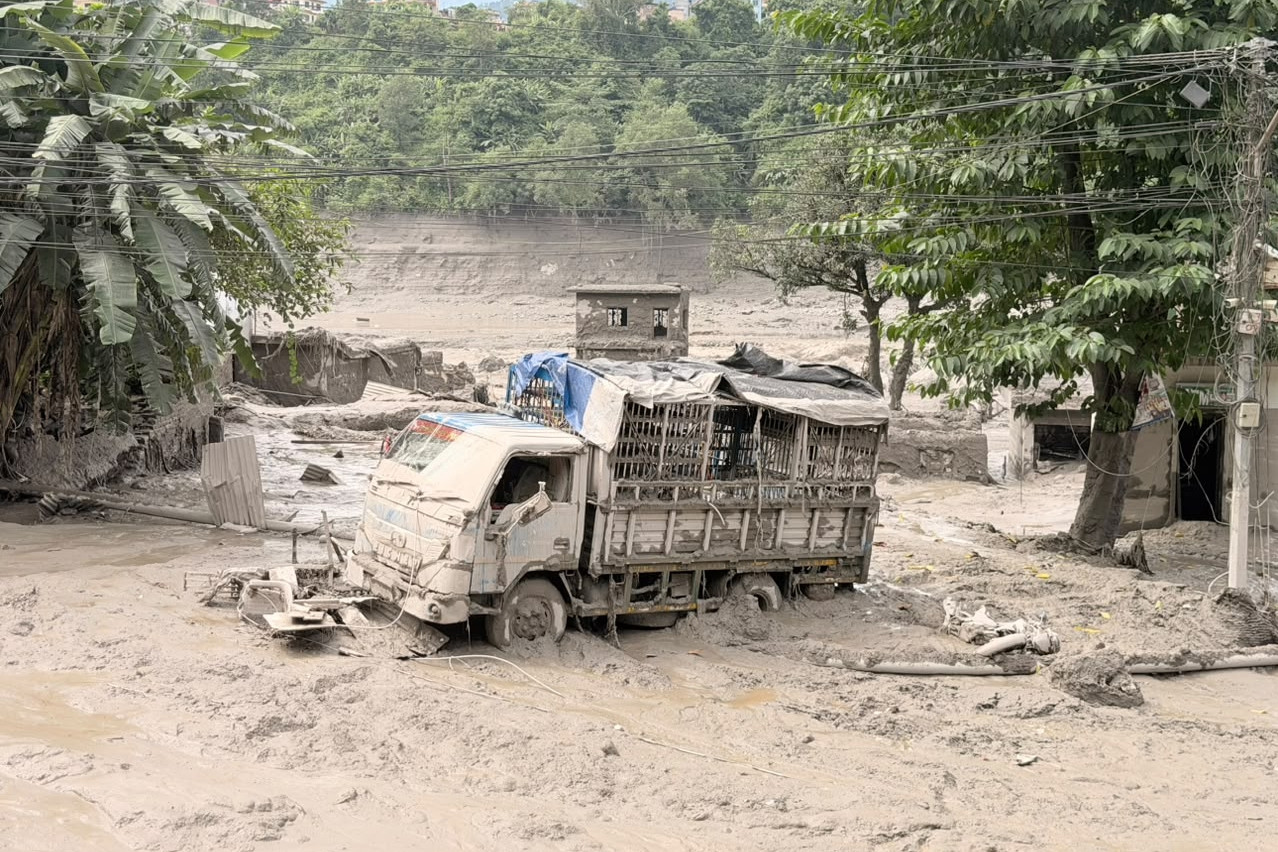 Hồ nước tạo thành sau lũ quét bị vỡ, Nepal và Trung Quốc tạm dừng nỗ lực cứu hộ