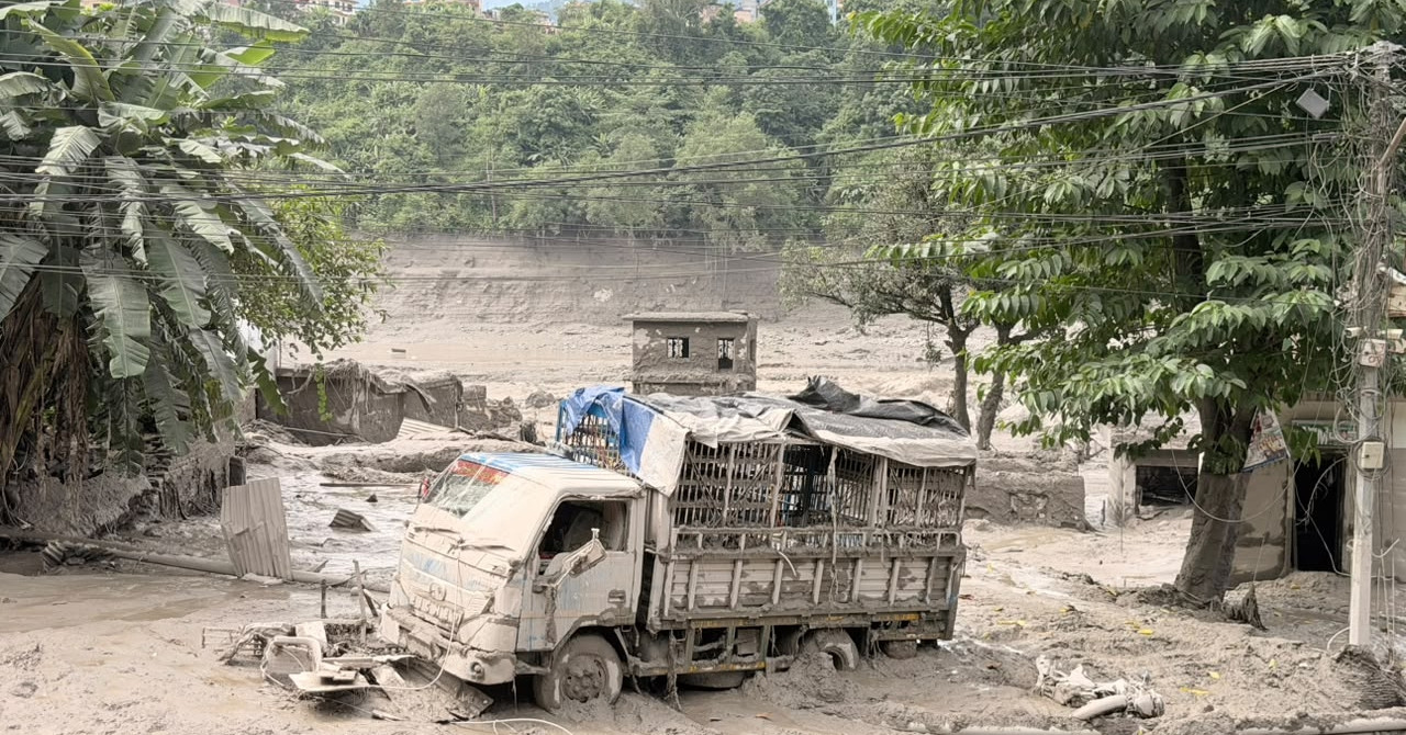 Hồ nước tạo thành sau lũ quét bị vỡ, Nepal và Trung Quốc tạm dừng nỗ lực cứu hộ