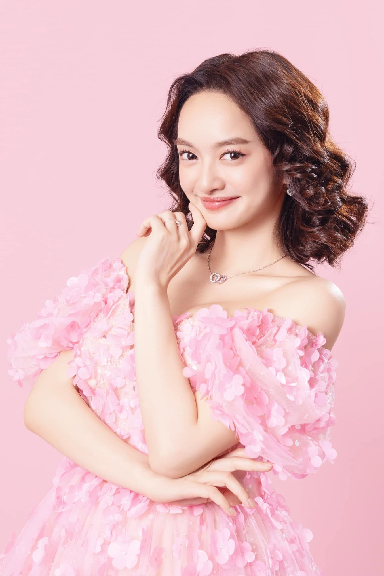 https://static-images.vnncdn.net/vps_images_publish/000001/000003/2026/8/28/kaity-nguyen-6-2400.jpeg