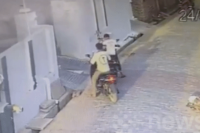 Khoảnh khắc cậu bé nhảy khỏi xe trước khi xe máy bốc cháy dữ dội