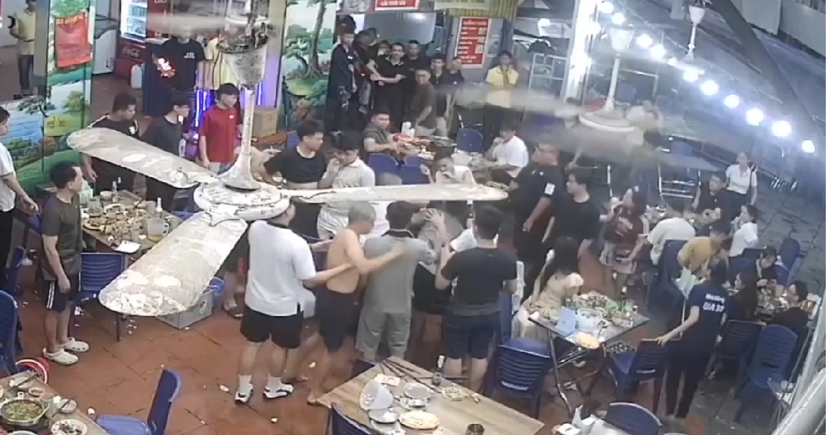 Nhóm thanh niên trêu ghẹo cô gái, đánh bạn trai trong quán ăn