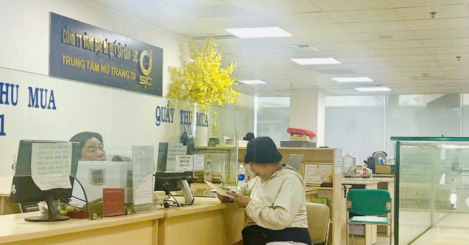 Giá vàng thế giới lao dốc, bất ngờ thủng mốc 4.500 USD/ounce