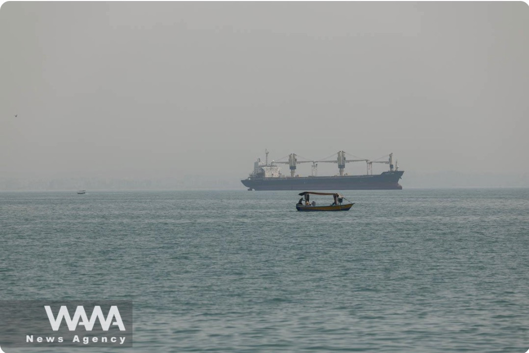 Tàu bè đi qua eo hormuz. wana