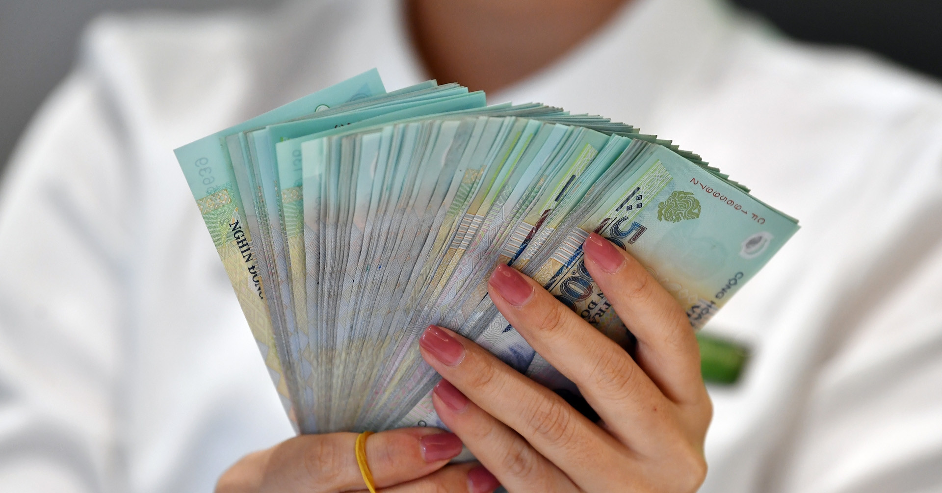 Thông tin mới về trường hợp được trả lương bằng tiền mặt từ 5 triệu đồng