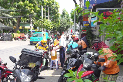 Tiệm vàng chi tiền triệu mỗi ngày làm thùng trà đá miễn phí phục vụ người dân
