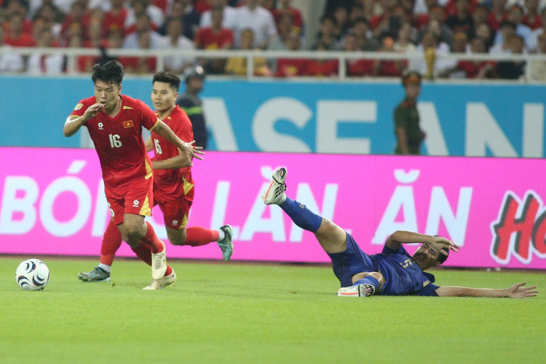 Tuyển Việt Nam tái đấu Thái Lan: HLV Kim Sang Sik chỉnh hàng thủ