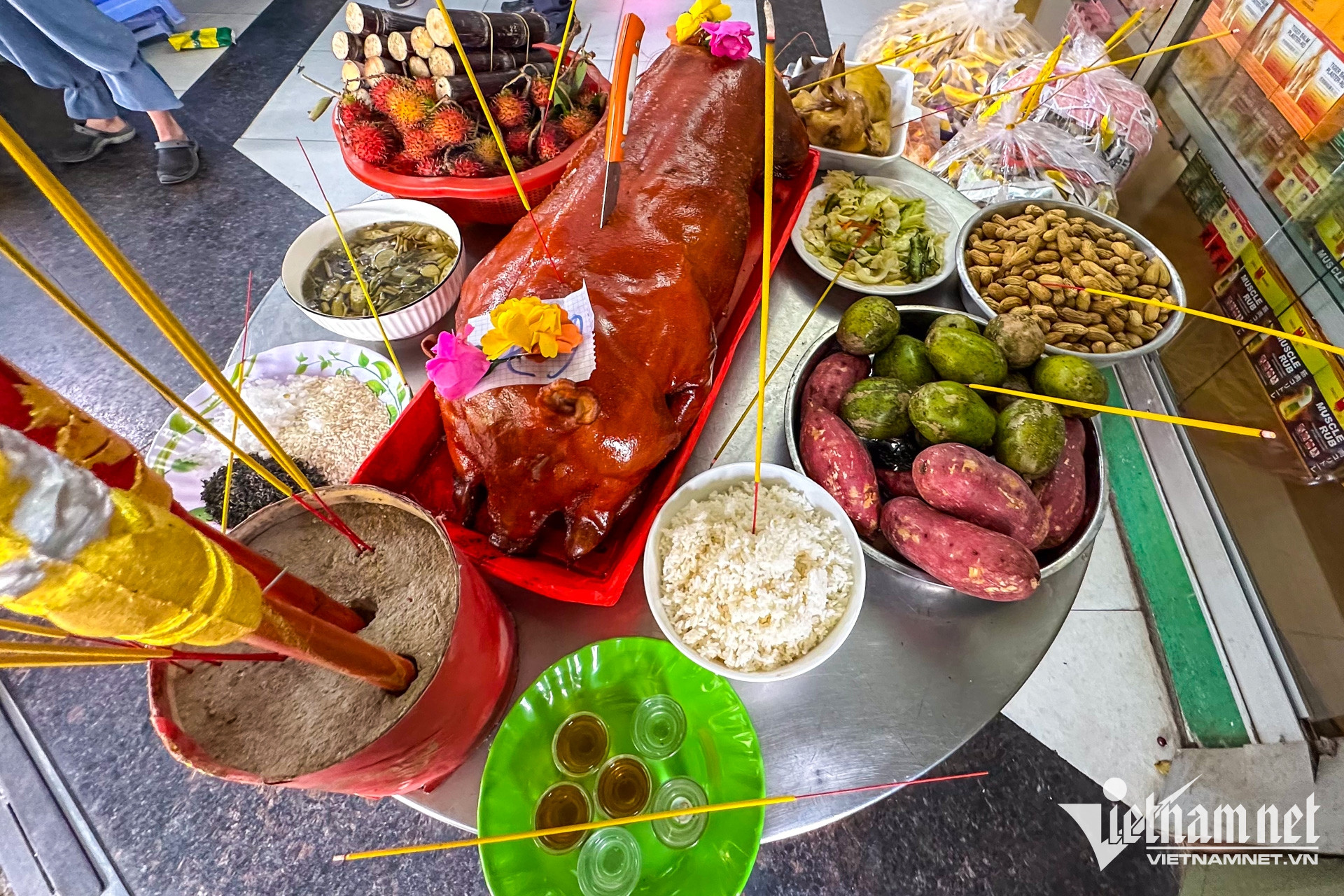 W-cúng cô hồn   Nguyễn Huế.jpg