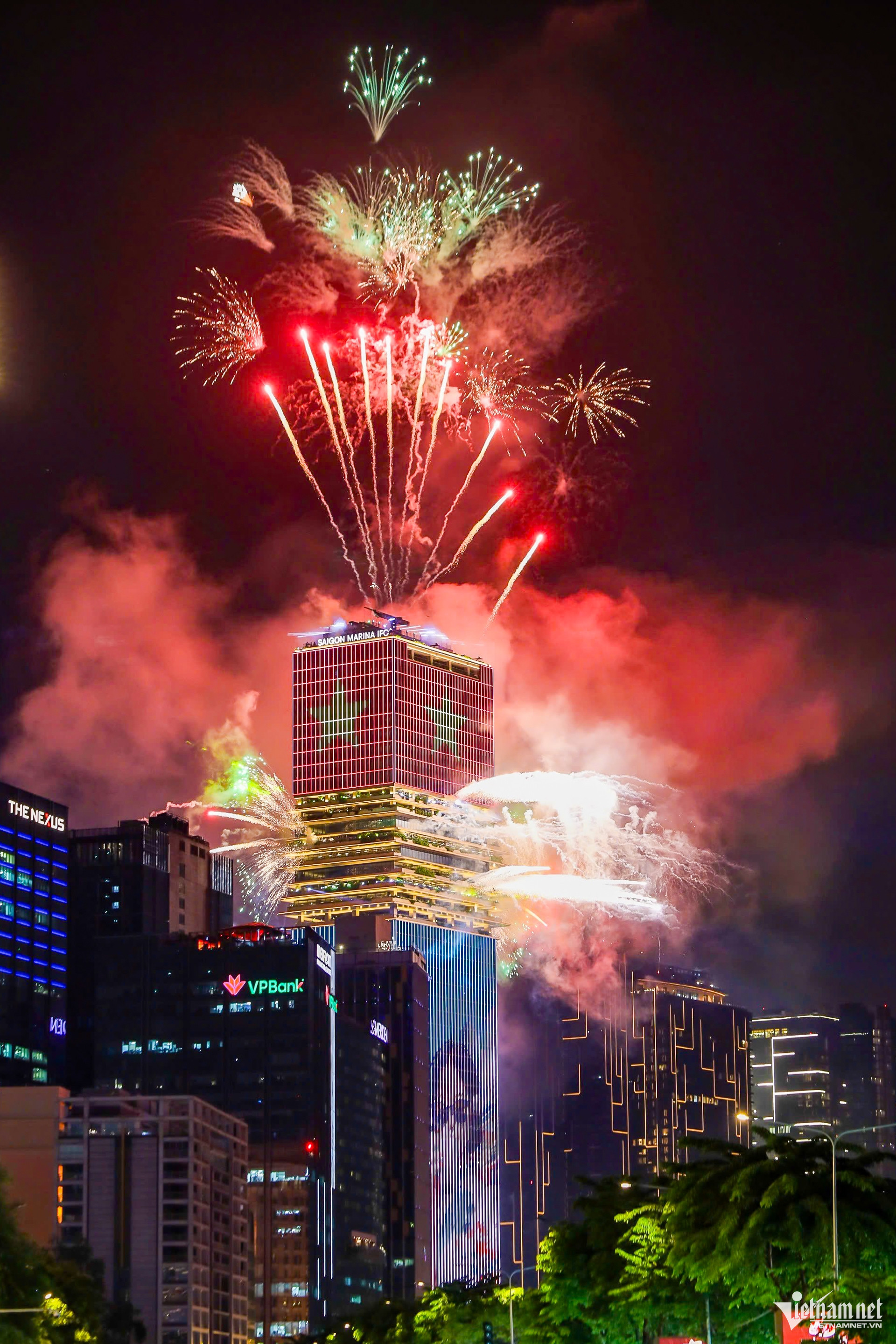 https://static-images.vnncdn.net/vps_images_publish/000001/000003/2026/8/28/w-phao-hoa-tphcm-nguyen-hue-11-3262-2423.jpg