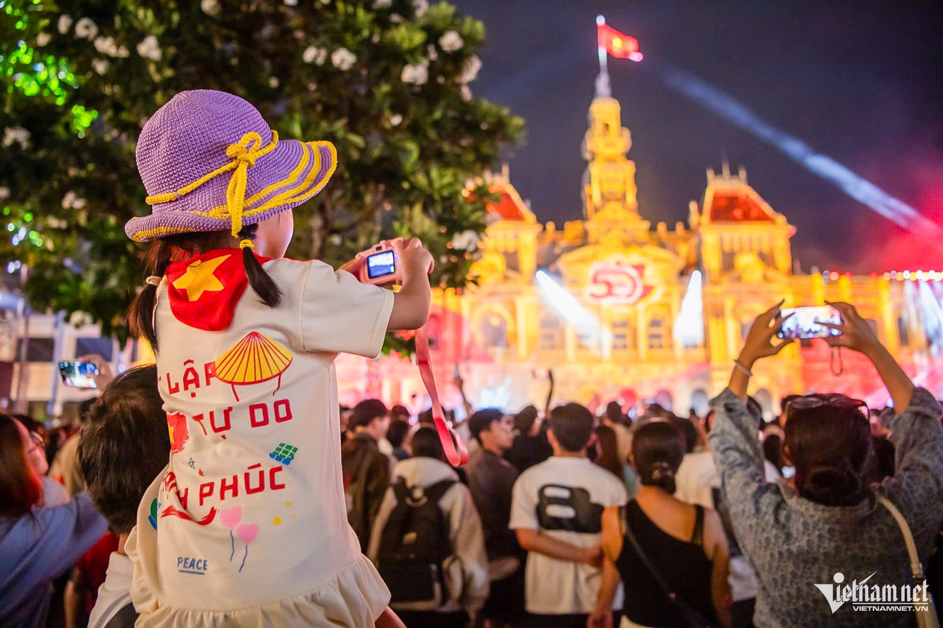https://static-images.vnncdn.net/vps_images_publish/000001/000003/2026/8/28/w-phao-hoa-tphcm-nguyen-hue-2-3260-2422.jpg