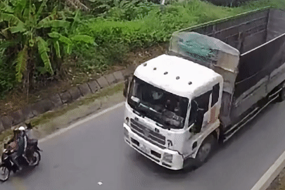 Xe tải vượt ẩu tại khúc cua khuất tầm nhìn, tông ô tô con ngược chiều