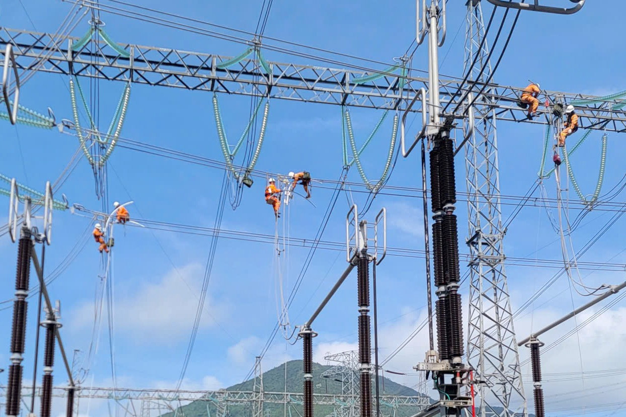 EVNNPT tăng cường bảo đảm an toàn hệ thống truyền tải điện dịp lễ 2/9
