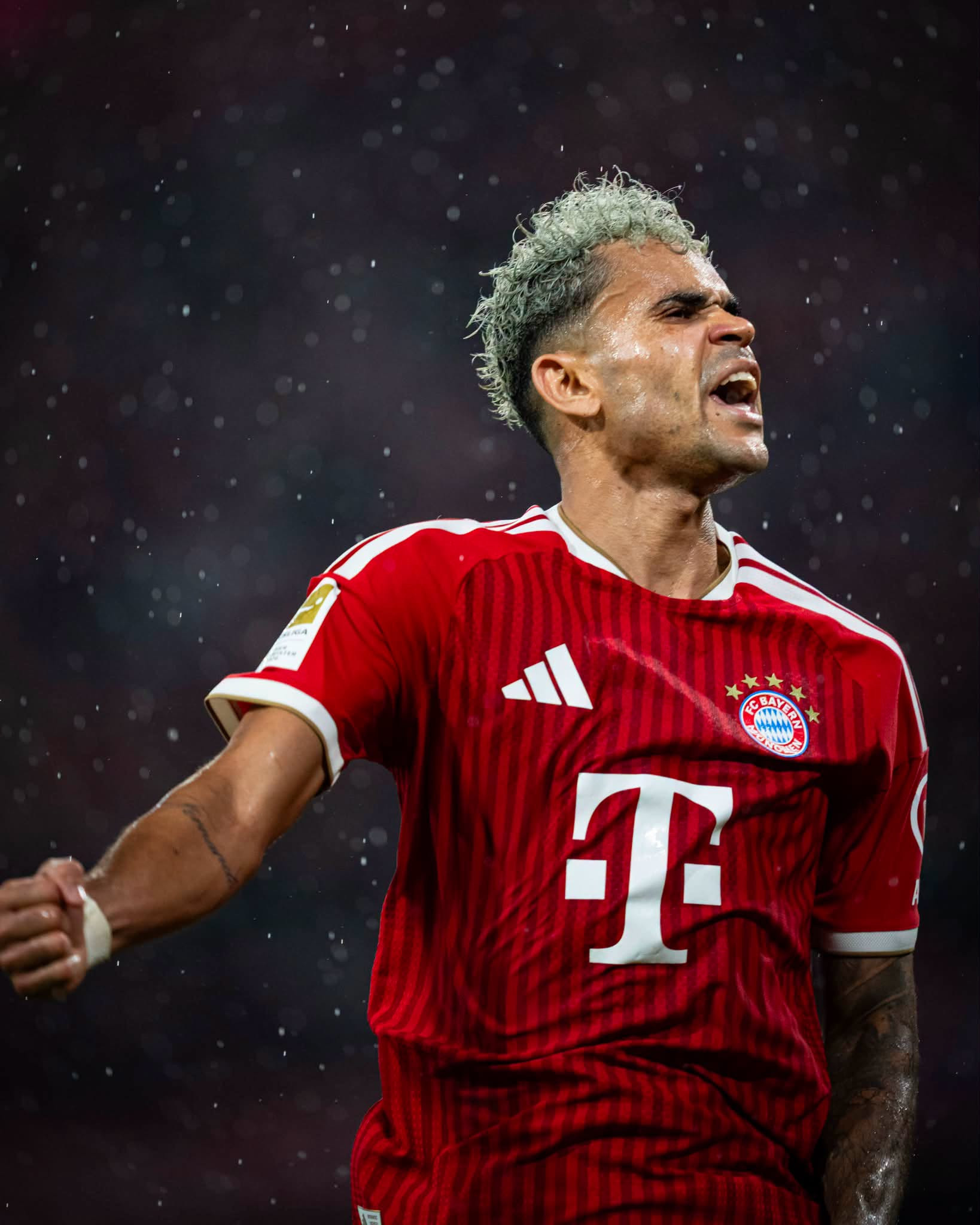 https://static-images.vnncdn.net/vps_images_publish/000001/000003/2026/8/29/bayern-munich-diaz-279.jpeg
