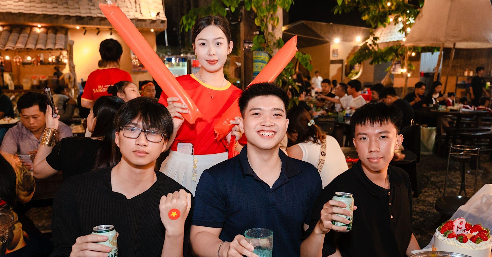 Bia Saigon cùng người hâm mộ tạo nên kỷ lục cờ cổ động bóng đá